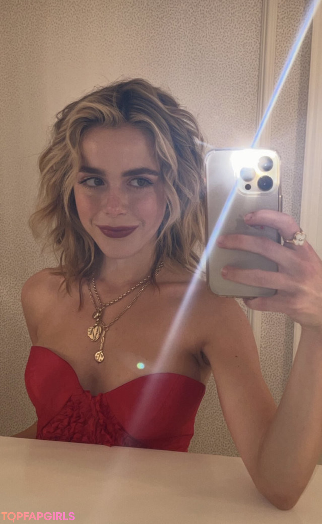 Foto di nudo di fuga di OnlyFans di Kiernan Shipka #30 Foto di nudo di fuga di OnlyFans di Kiernan Shipka #30