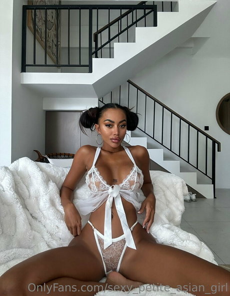 Sexypetiteasiangirl