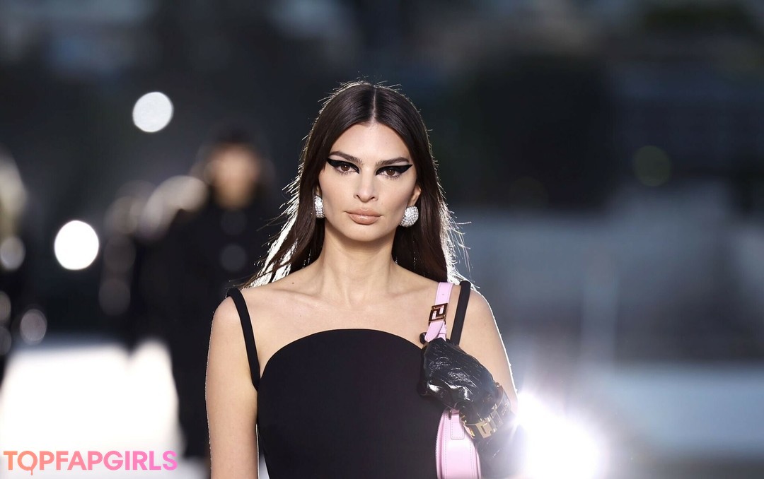 Foto di nudo di fuga di OnlyFans di Emily Ratajkowski #1392