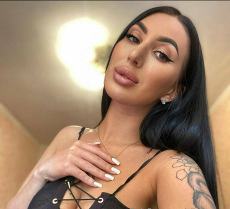 Foto di nudo di fuga di OnlyFans di Alinagreys