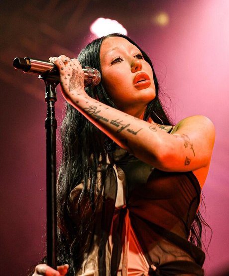 Foto di nudo di fuga di OnlyFans di Noah Cyrus