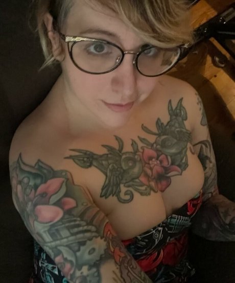 Foto di nudo di fuga di OnlyFans di Pushinguproses