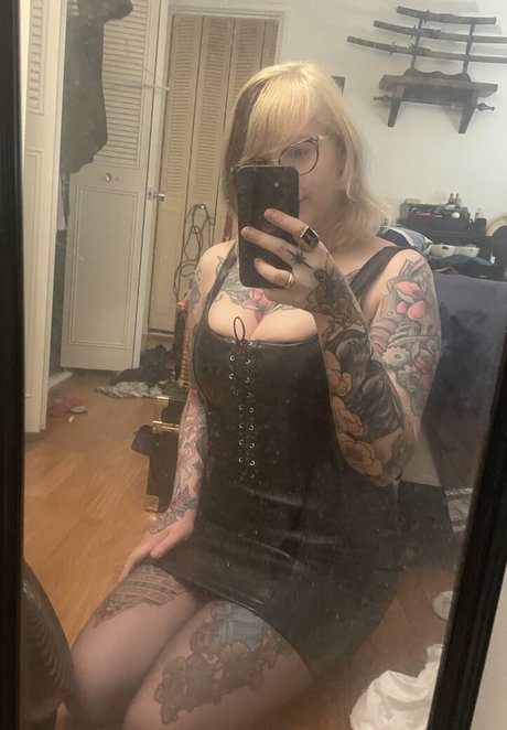 Foto di nudo di fuga di OnlyFans di Pushinguproses