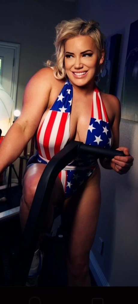 Foto di nudo di fuga di OnlyFans di Taya Valkyrie