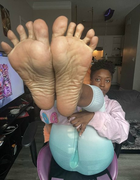 Littleebonyfeet