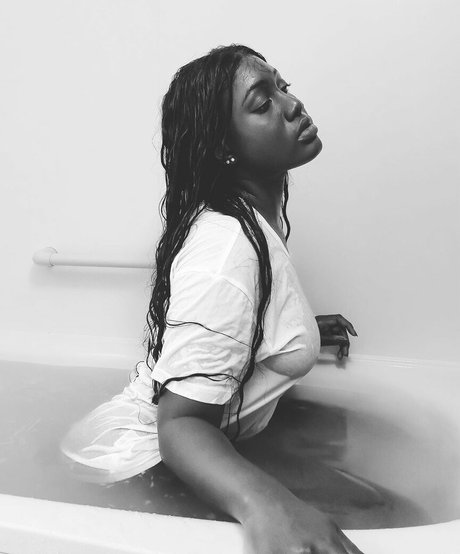 Foto di nudo di fuga di OnlyFans di Parissenpai
