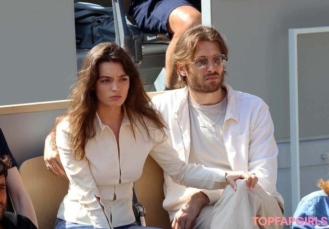 Foto di nudo di fuga di OnlyFans di Emma Mackey #12 Foto di nudo di fuga di OnlyFans di Emma Mackey #12