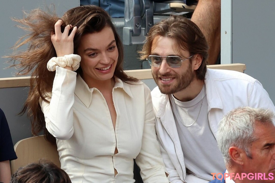 Foto di nudo di fuga di OnlyFans di Emma Mackey #13 Foto di nudo di fuga di OnlyFans di Emma Mackey #13