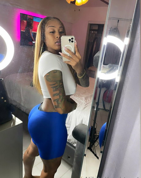 Foto di nudo di fuga di OnlyFans di Iamnikitaknight