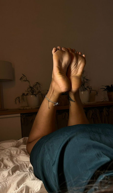 Foto di nudo di fuga di OnlyFans di Mariefrenchfeetgirlfree