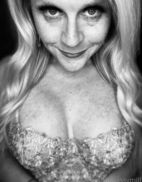 Foto di nudo di fuga di OnlyFans di Aclassymilf