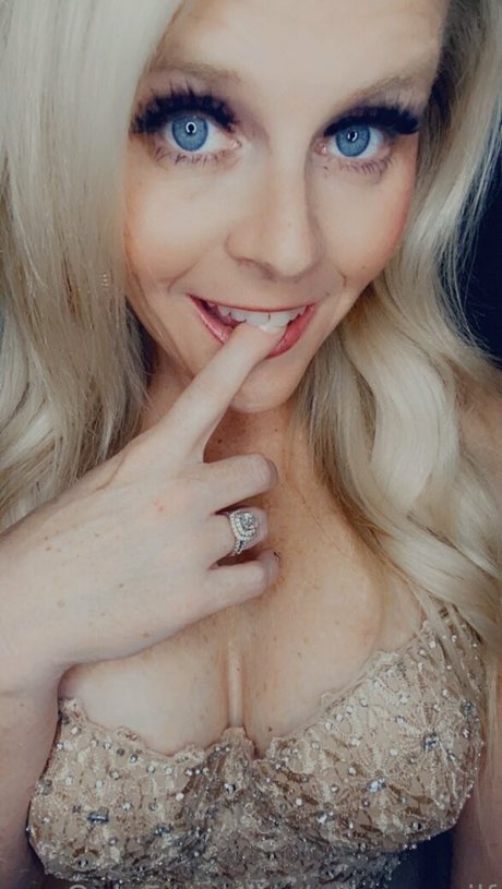 Foto di nudo di fuga di OnlyFans di Aclassymilf