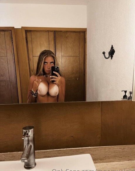 Foto di nudo di fuga di OnlyFans di Moonwolgirl