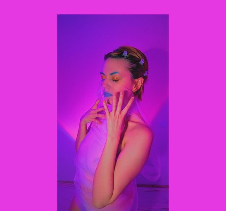 Girl On Cinema