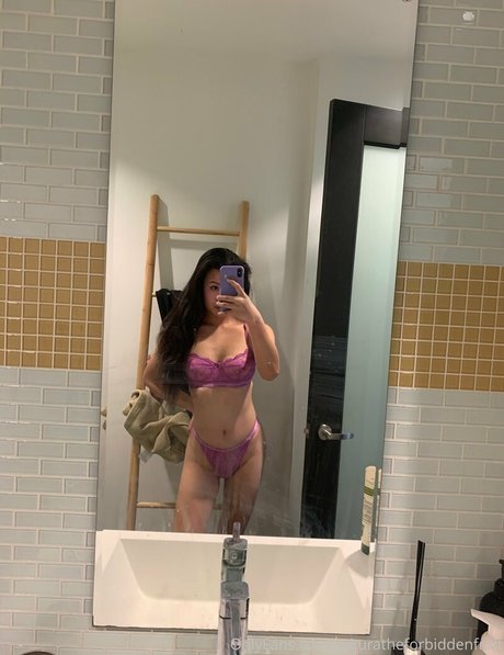 Foto di nudo di fuga di OnlyFans di Sakuratheforbiddenfruit