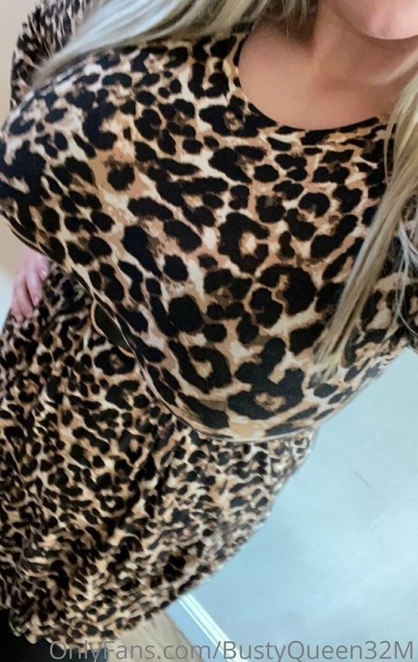 BustyQueen32M