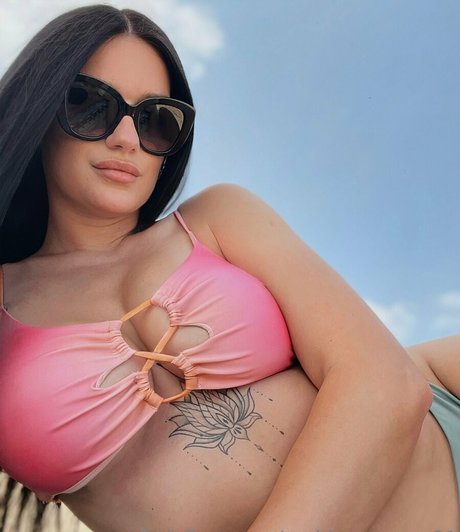 Foto di nudo di fuga di OnlyFans di Goddessmona91