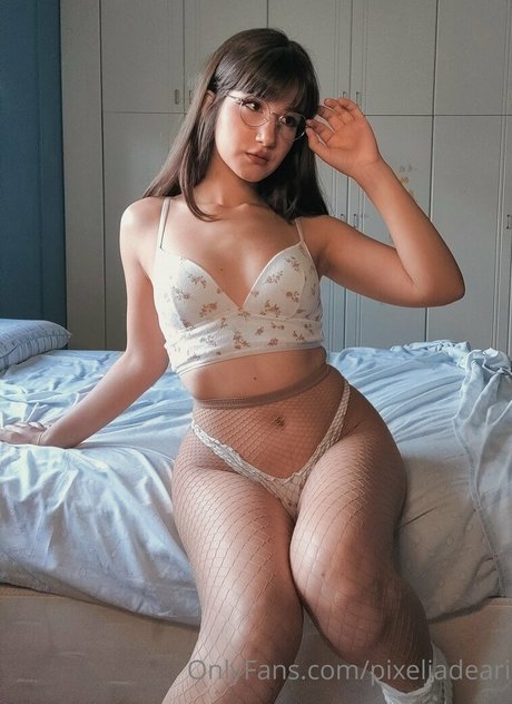 Foto di nudo di fuga di OnlyFans di Pixeljadearixela