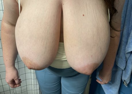 Foto di nudo di fuga di OnlyFans di Busty Von Tease