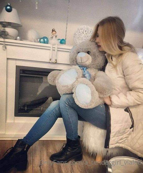 A_tendergirl_vialeti