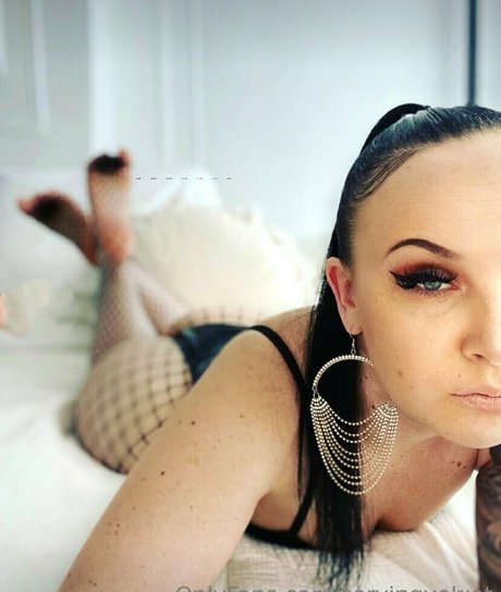 Foto di nudo di fuga di OnlyFans di Servingvelvet