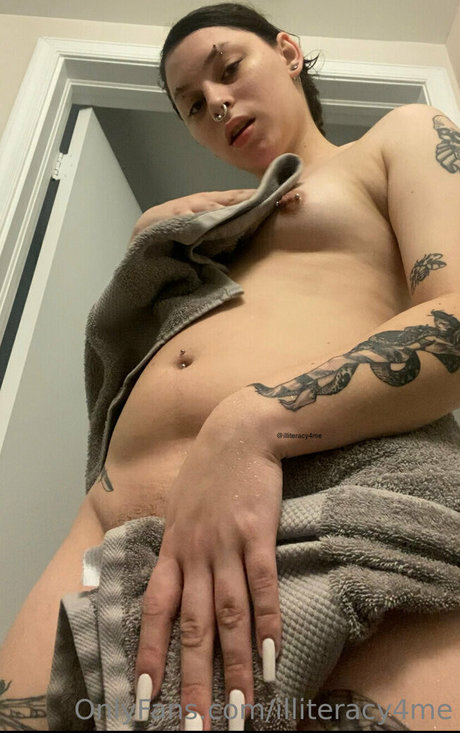 Foto di nudo di fuga di OnlyFans di Illiteracy4me