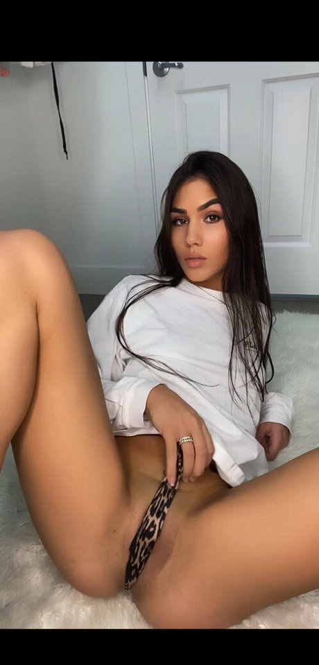 Foto di nudo di fuga di OnlyFans di Therosaliaxo