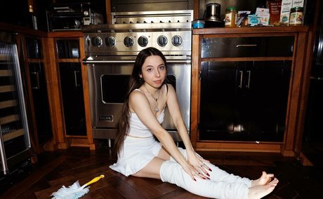 Foto di nudo di fuga di OnlyFans di Esther Povitsky