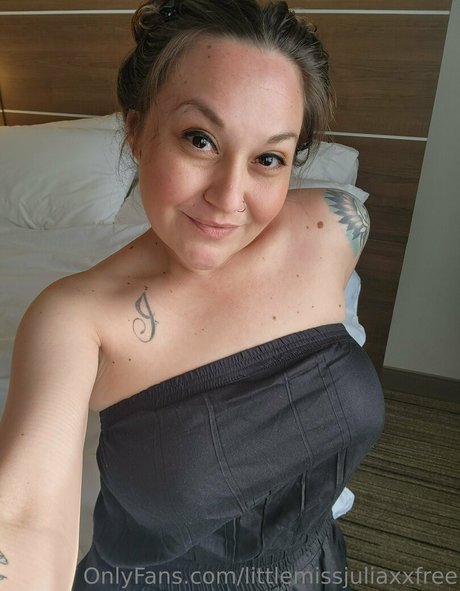 Foto di nudo di fuga di OnlyFans di Littlemissjuliaxxfree