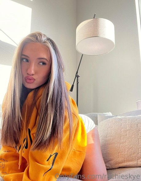 Foto di nudo di fuga di OnlyFans di Rachie Skye