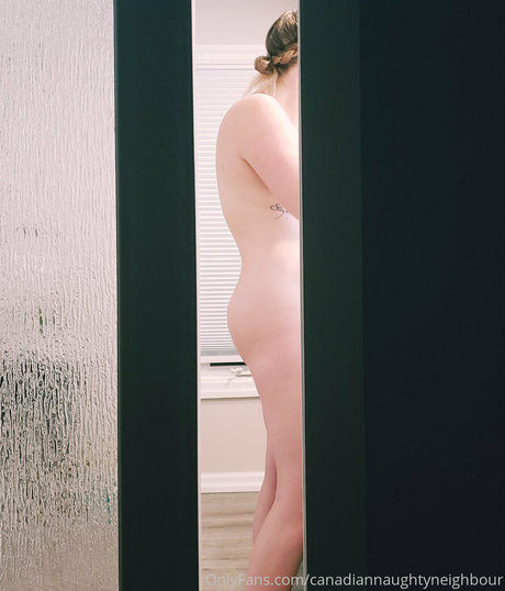 Foto di nudo di fuga di OnlyFans di Canadiannaughtyneighbour