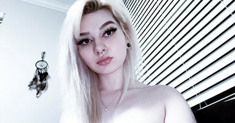Foto di nudo di fuga di OnlyFans di Jisatsuwaifu
