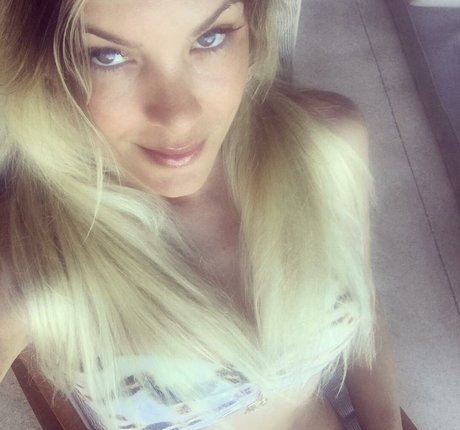 Foto di nudo di fuga di OnlyFans di Renata Fan