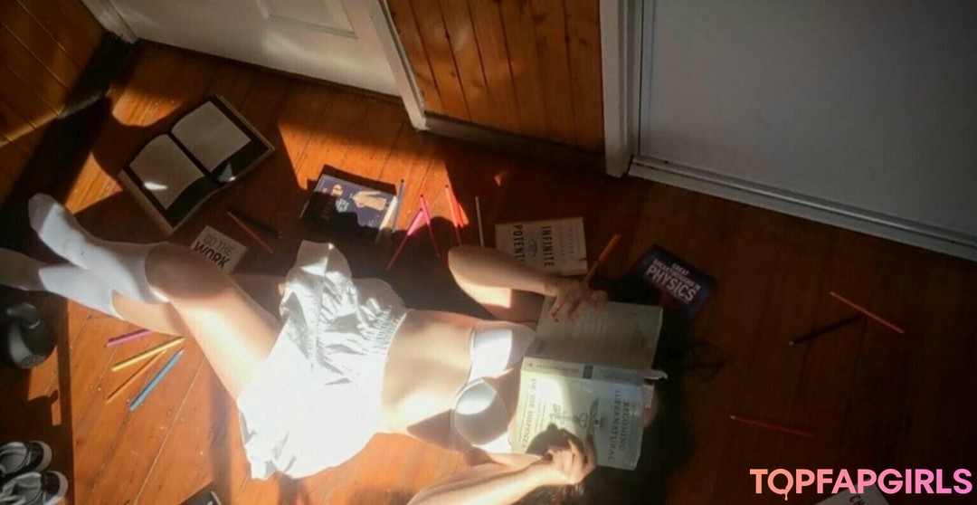 Foto di nudo di fuga di OnlyFans di Prettylittlelily48 #4 Foto di nudo di fuga di OnlyFans di Prettylittlelily48 #4