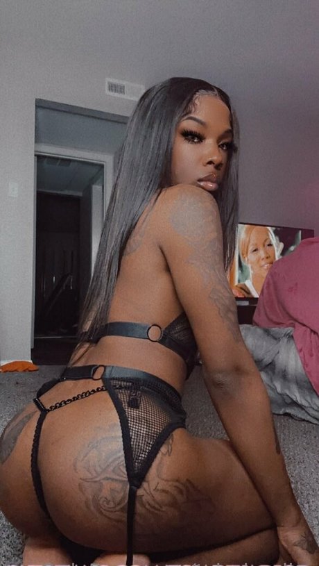 Foto di nudo di fuga di OnlyFans di Tslariyadior