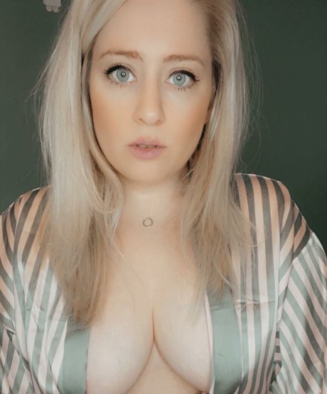 Foto di nudo di fuga di OnlyFans di Lottielushloves