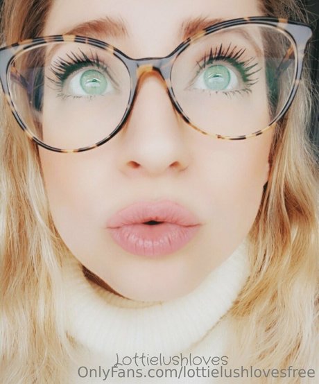 Foto di nudo di fuga di OnlyFans di Lottielushlovesfree