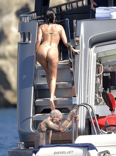 Foto di nudo di fuga di OnlyFans di Kourtney Kardashian