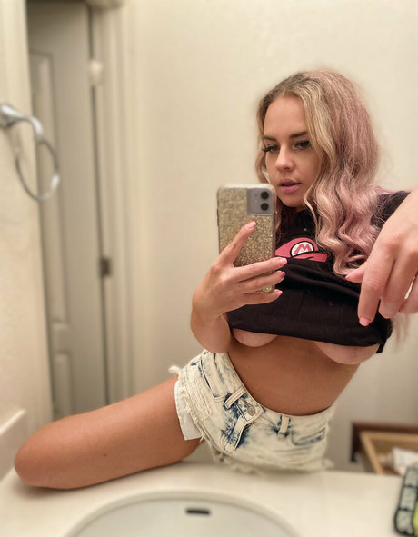 Foto di nudo di fuga di OnlyFans di Badbellaxofree