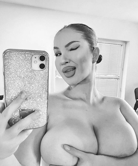 Foto di nudo di fuga di OnlyFans di Nika Arven