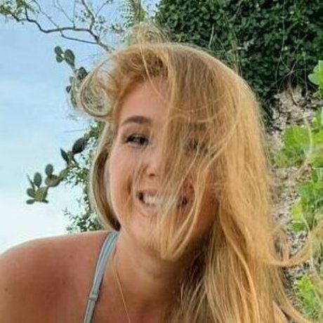 Foto di nudo di fuga di OnlyFans di Batty Red Hair