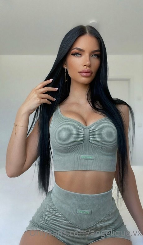 Foto di nudo di fuga di OnlyFans di Angelique