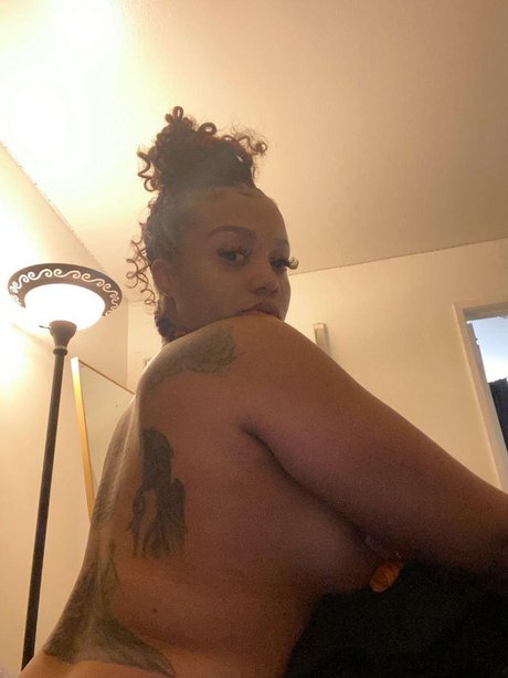 Foto di nudo di fuga di OnlyFans di Essence