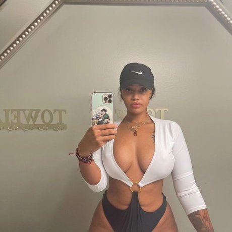 Foto di nudo di fuga di OnlyFans di Essence