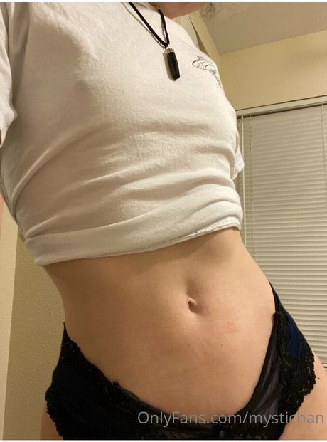 Foto di nudo di fuga di OnlyFans di Mystichan