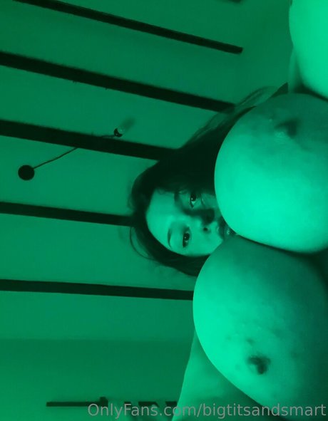 Foto di nudo di fuga di OnlyFans di Bigtitsandsmart