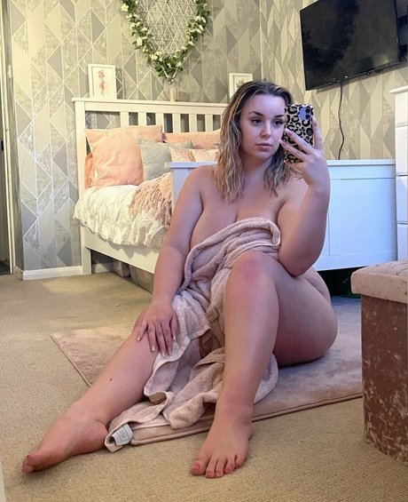 Foto di nudo di fuga di OnlyFans di Curvygirllou