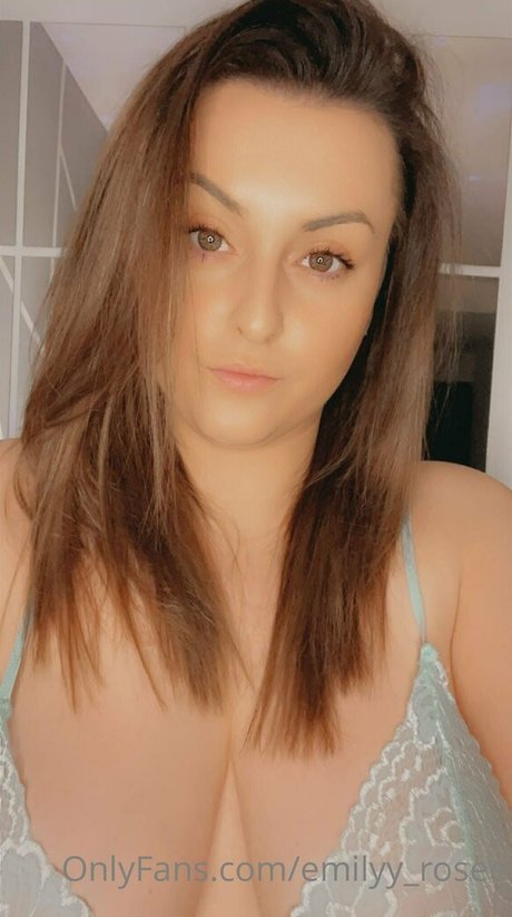 Foto di nudo di fuga di OnlyFans di Emilyyrosee