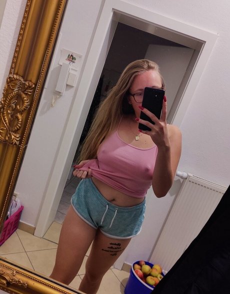 Foto di nudo di fuga di OnlyFans di Feuerrose