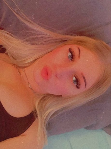 Foto di nudo di fuga di OnlyFans di Babysaraxoxo